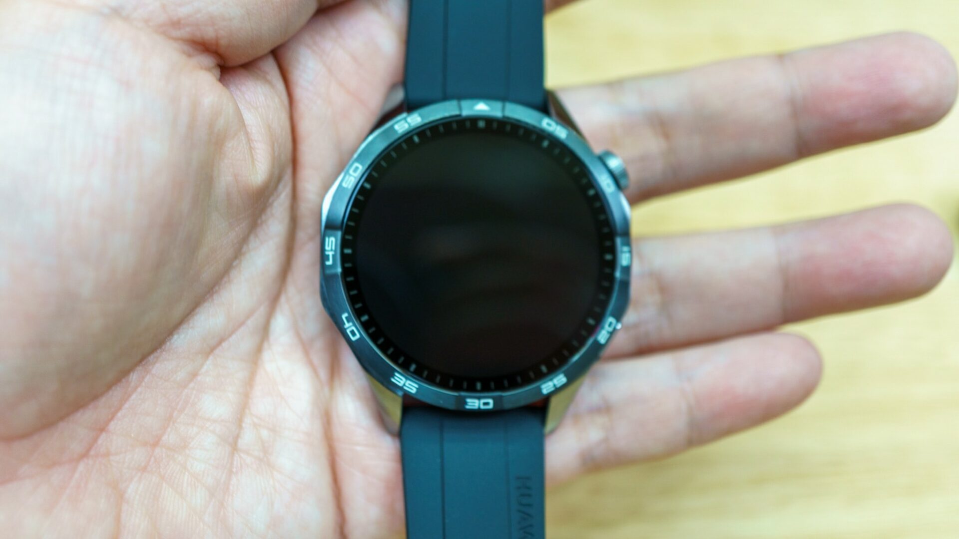 Huawei Watch GT 4をもつ